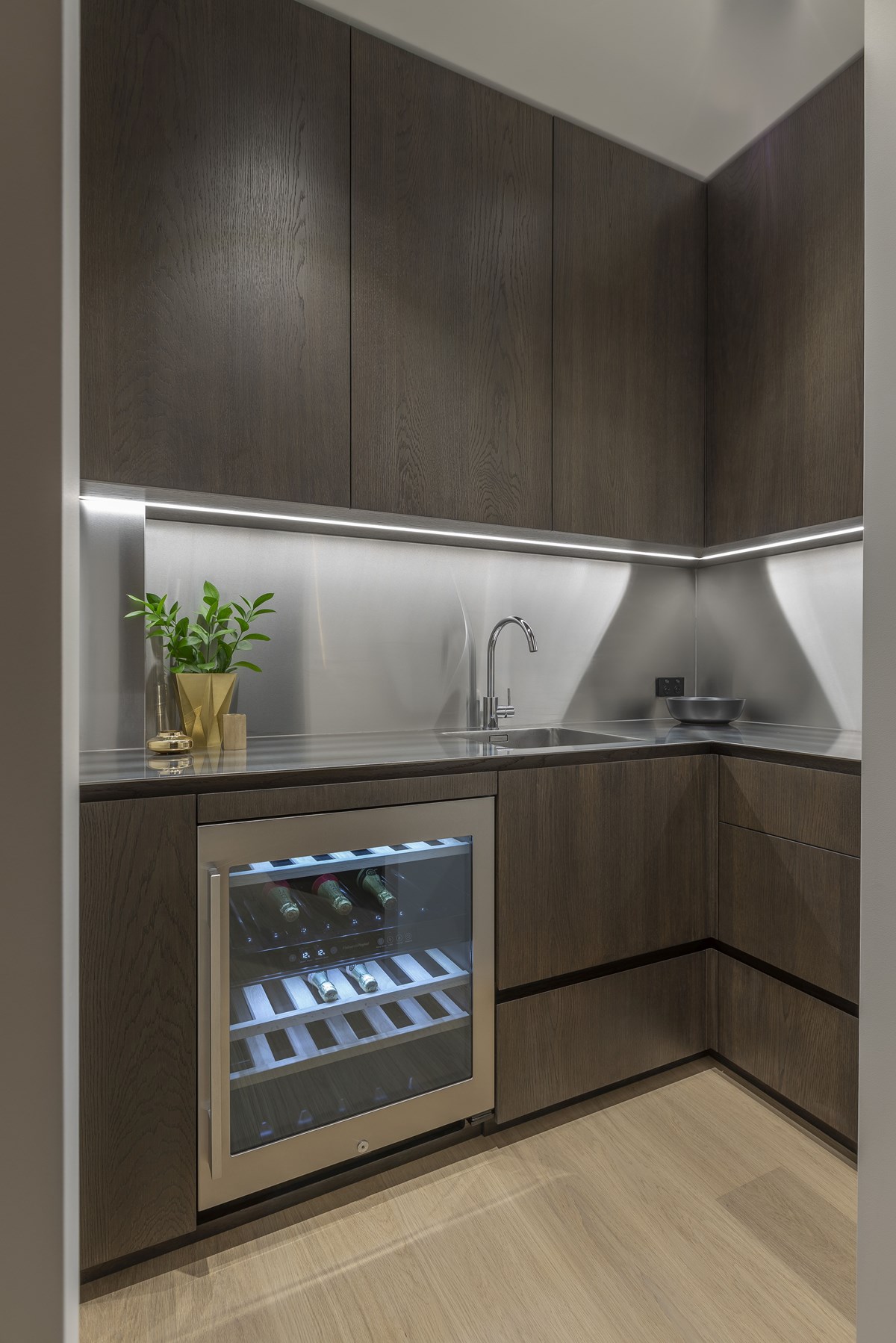 PAV Planked Leone Metge Cube dentro Cabinetry Pantry