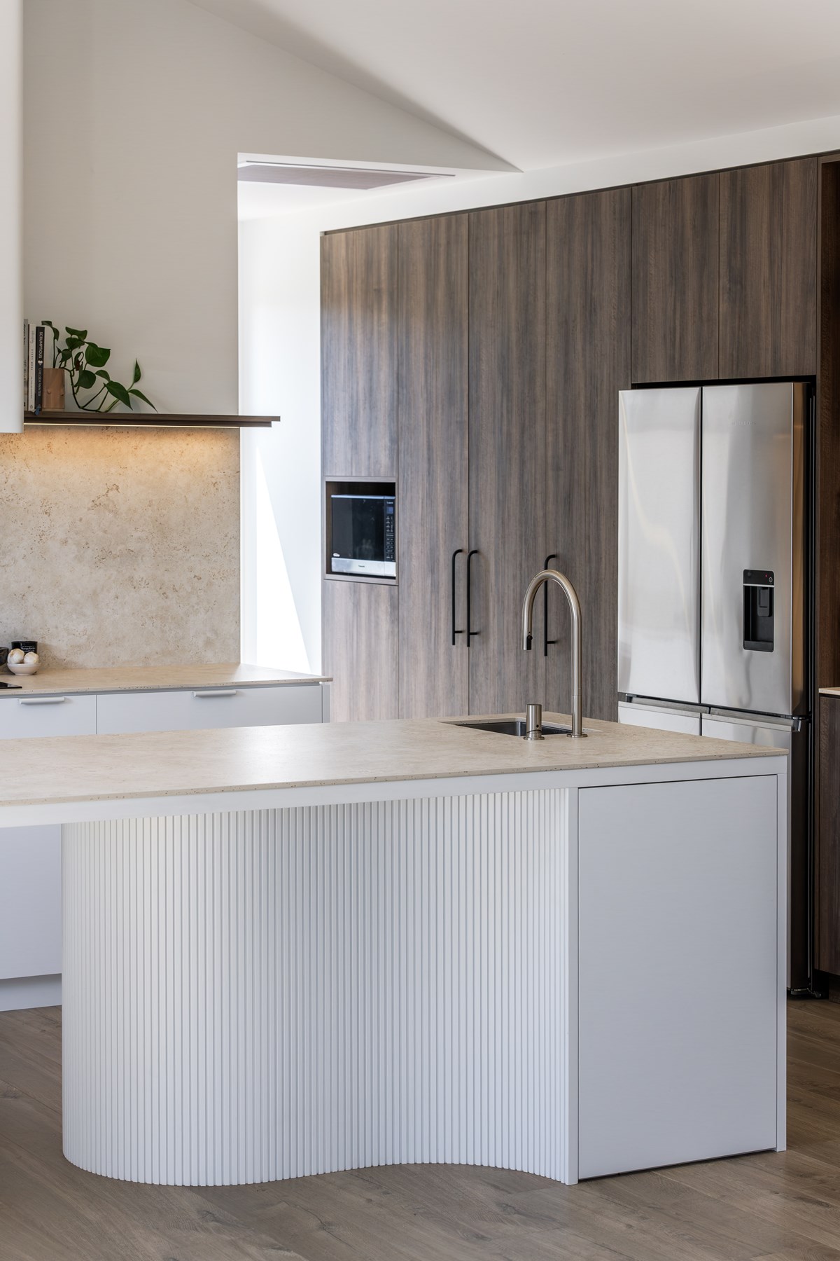 Whispering Curves - Larissa Breukelaar